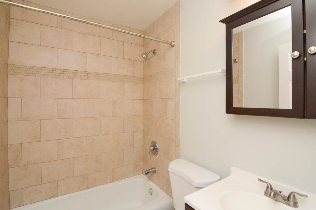 Building Photo - 448 W Barry Ave