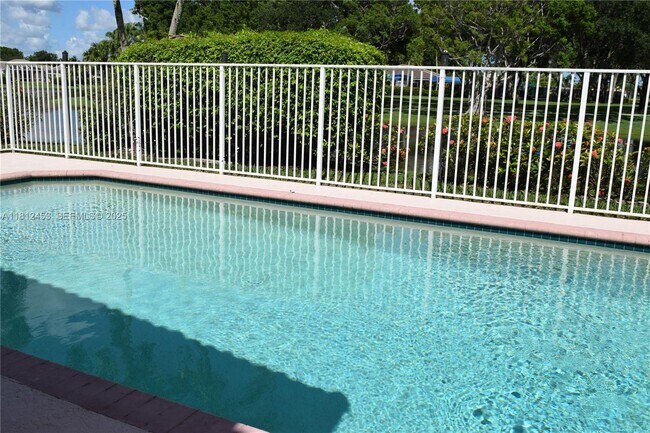 Building Photo - 991 Crestview Cir