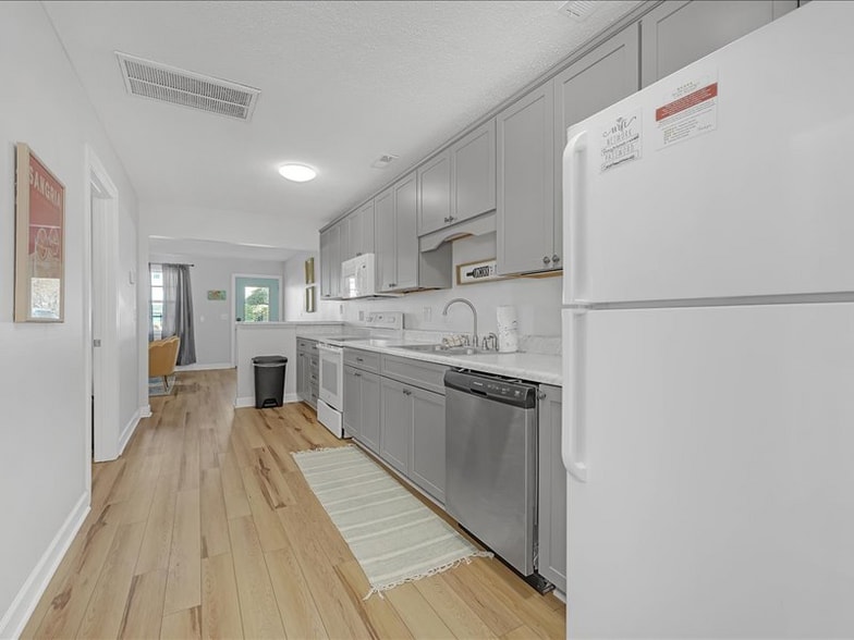 Building Photo - 604 N New River Dr