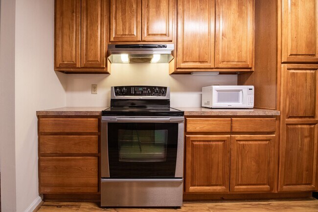 Building Photo - 3 Bedrooms, 2.5 Bathrooms Townhouse Rental