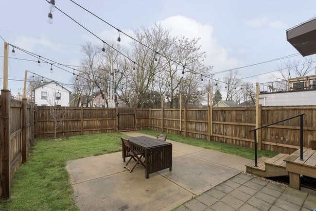 Building Photo - Lovely 3 Bedroom 2.5 Bath Townhome Steps From The Monon!