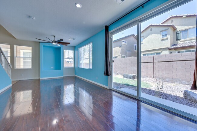 Building Photo - NW 3 bedroom!! Community Pool!! Playground...