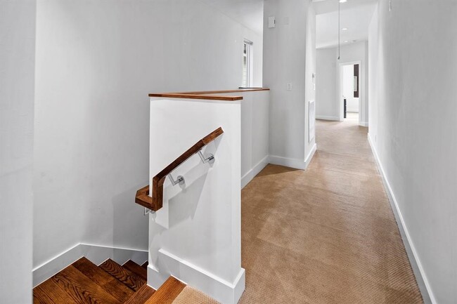 Building Photo - 5511 Paraiso Pl