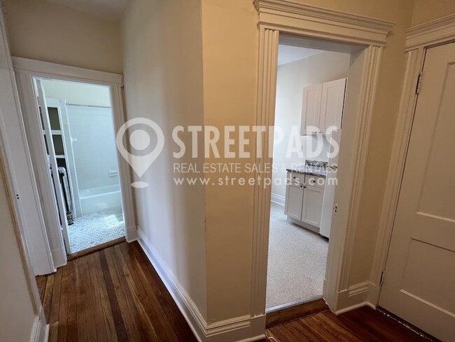 Building Photo - bedroom in Boston MA 02215