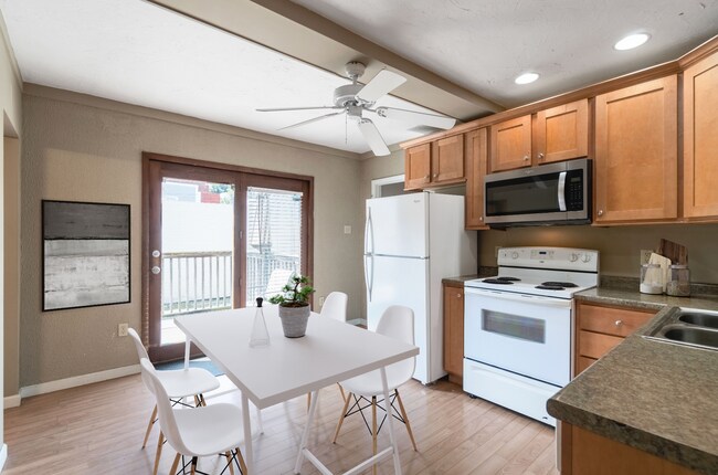 Building Photo - Spacious Duplex in the Heart of South Side Flats