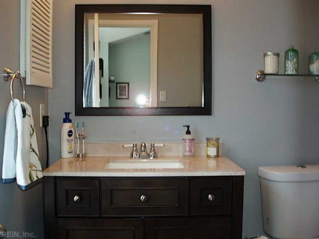 Building Photo - CHESAPEAKE UPDATED END-UNIT TOWNHOME