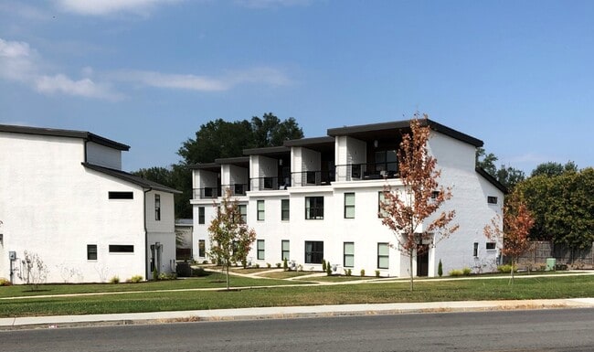 Primary Photo - Modern 3-Bedroom Condo with Modern Eleganc...