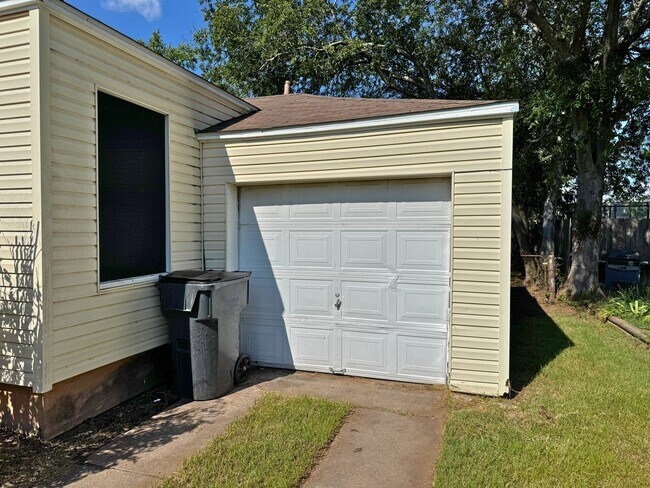 Building Photo - Charming 2 Bed, 1 Bath Home Close To MSU