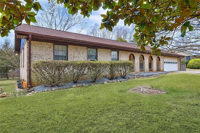 Building Photo - 457 Castleaire Dr SW