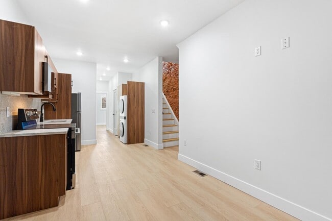 Building Photo - 116 E Huntingdon St