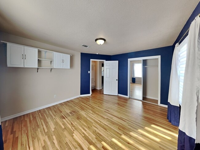 Building Photo - Live Where Location and Comfort Come Together