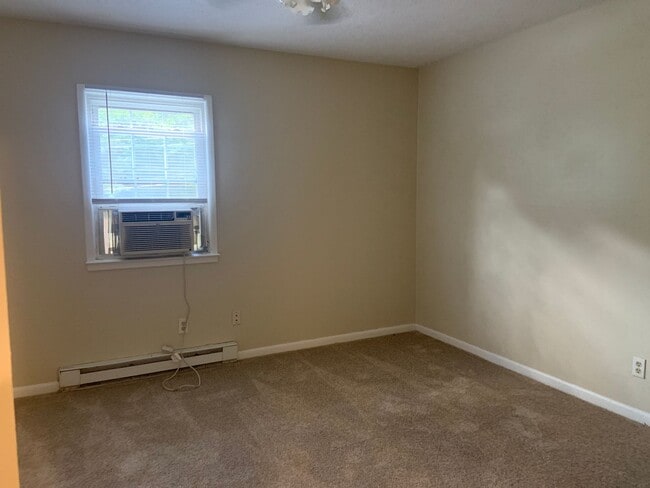 Building Photo - Updated 2 Bedroom, 1 Bath Apartment