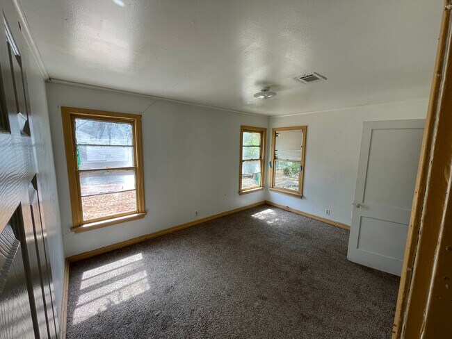 Building Photo - 3445 Penick St