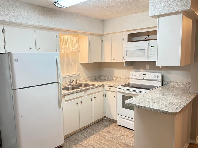 Building Photo - 116A Montrose Dr
