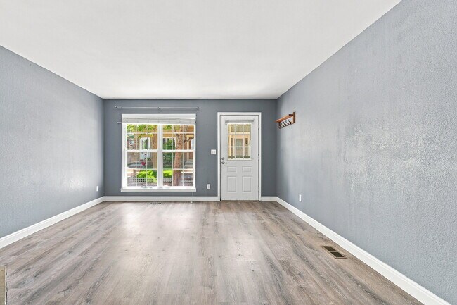 Building Photo - $2,470.95, 2 Bed, 2.5 bath Townhome in Centennial with in unit Laundry!