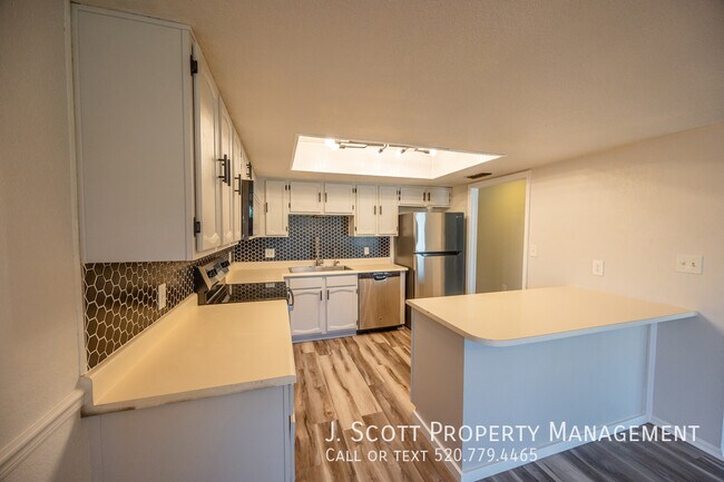 Building Photo - 8344 N 21st Dr