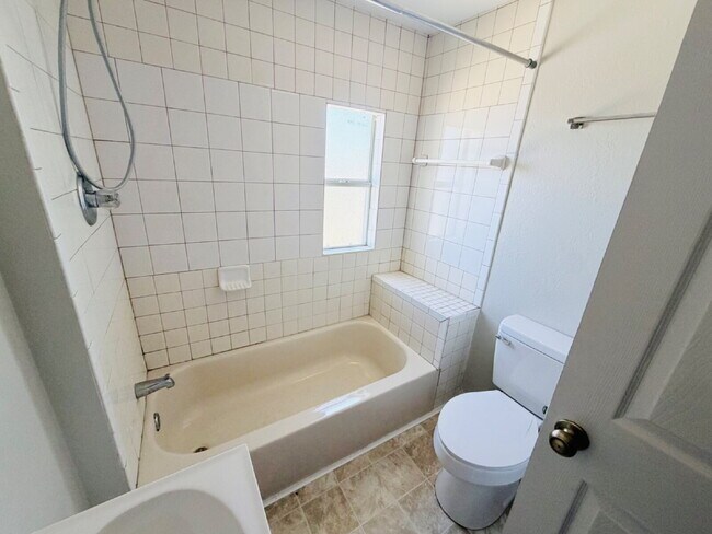 Building Photo - "Cozy 1-Bedroom Retreat in Haines City – Modern Comfort in 432 Sq Ft!"