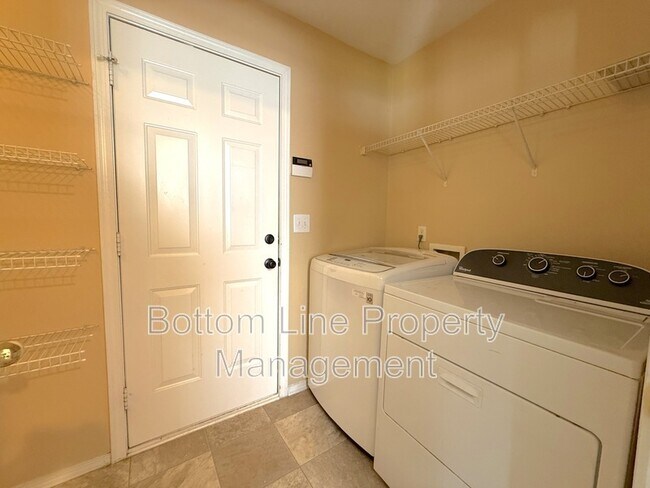 Building Photo - 8125 Rosberg Ln