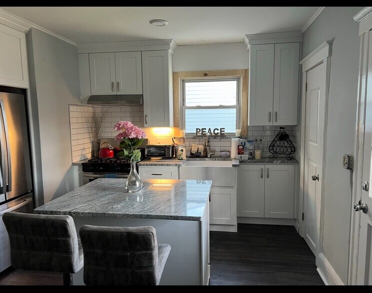 Building Photo - 43 2nd Ave