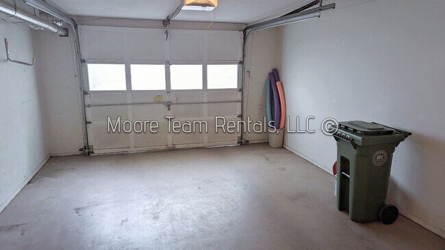 Building Photo - 2 Bed / 3 Bath Condo - Office, Pool, Clubhouse & Garage