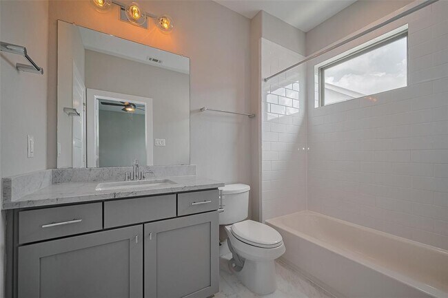 Building Photo - 5837 E Post Oak Ln