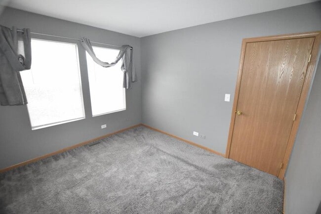 Building Photo - 24 Waterbury Cir