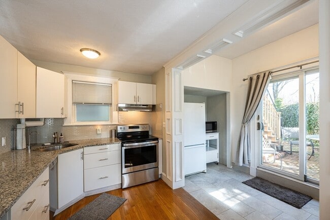 Building Photo - 34 Thorndike St