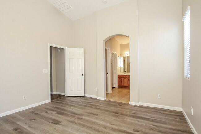 Building Photo - 9038 W Villa Maria Dr