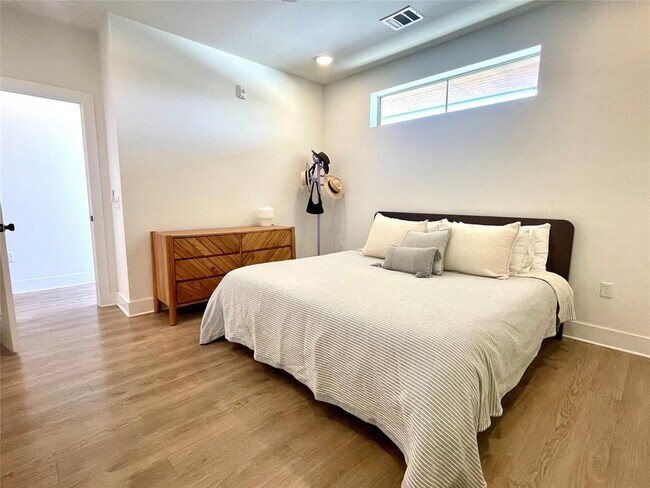 Building Photo - 4704 Sunset Trail