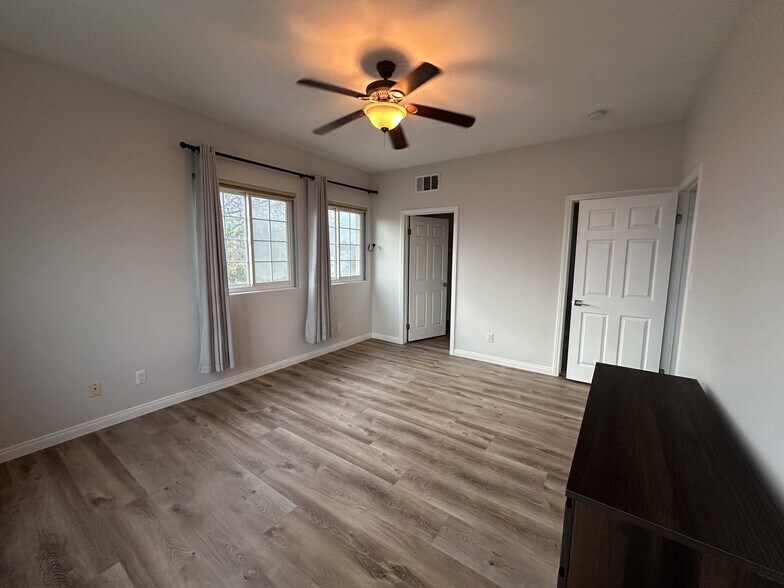 Building Photo - 10929 Landale St