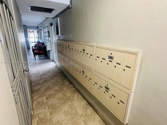 Building Photo - 330 SE 2nd St