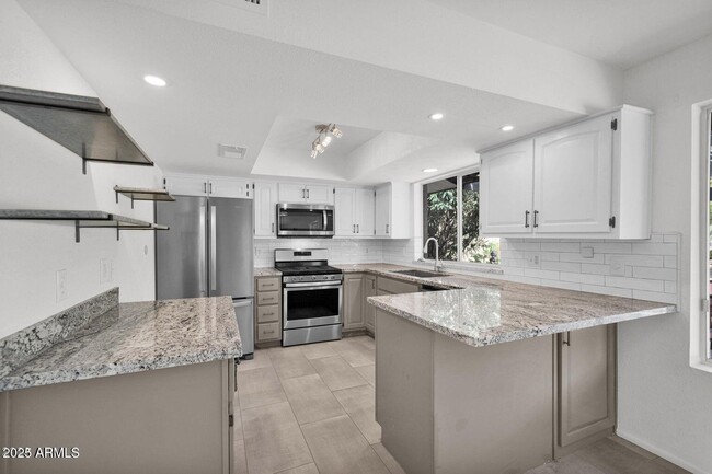 Building Photo - 2410 E Sahuaro Dr