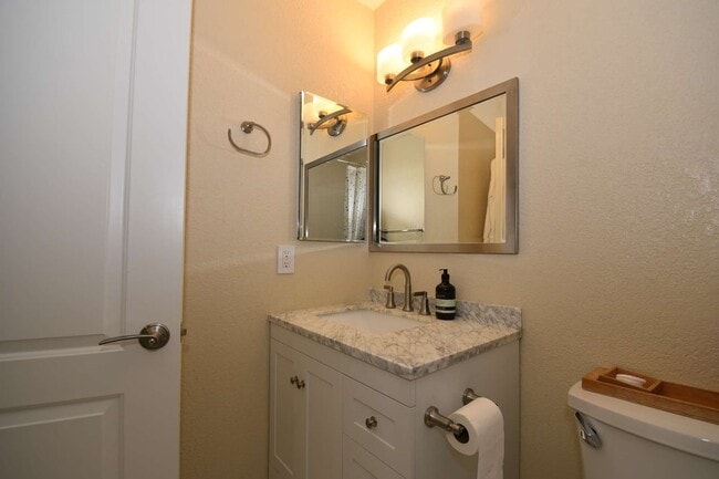 Building Photo - Large 2Bedroom | 2nd Floor | Highly Remodeled
