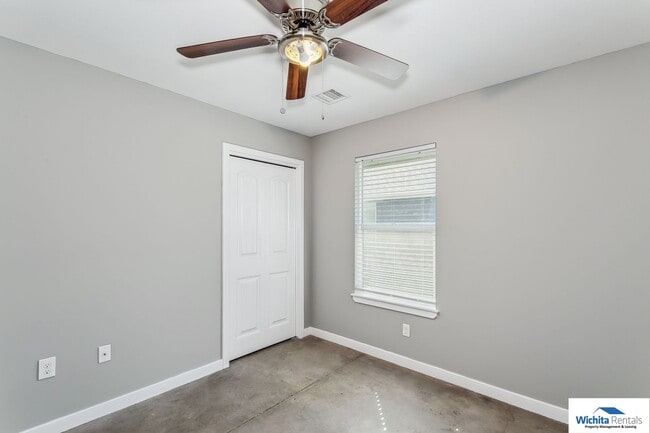 Building Photo - 3 bedroom 2 bath duplex