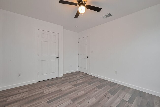 Building Photo - AFFORDABLE 4BD/2.5BA SINGLE HOUSE!