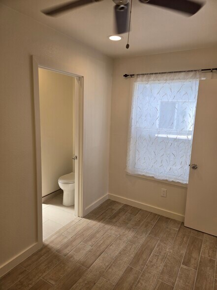 Building Photo - 2118 W 57th St