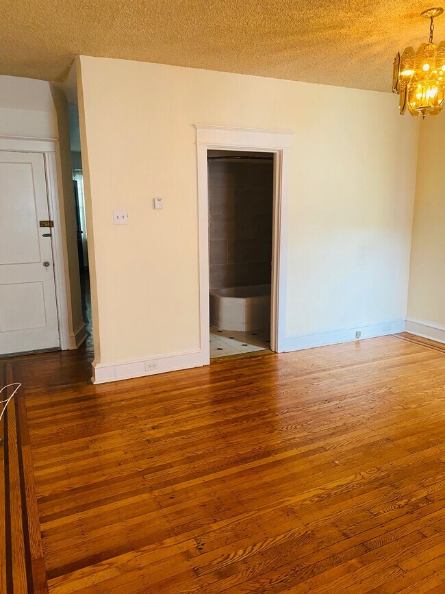 Building Photo - 882 Corinthian Ave