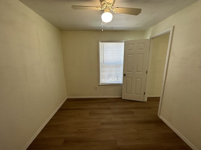 Building Photo - Fully update back house!!