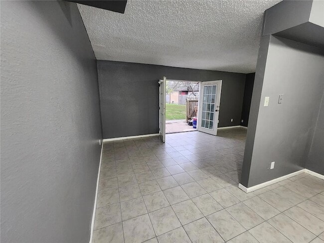 Building Photo - 5030 Meandering Ln