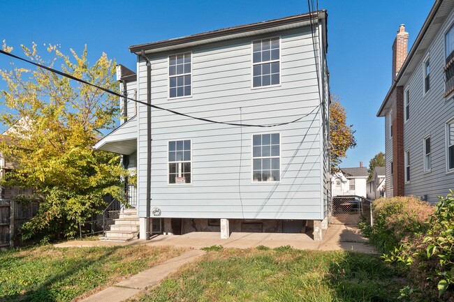 Building Photo - Gigantic 2-story Single Family Home in Sou...