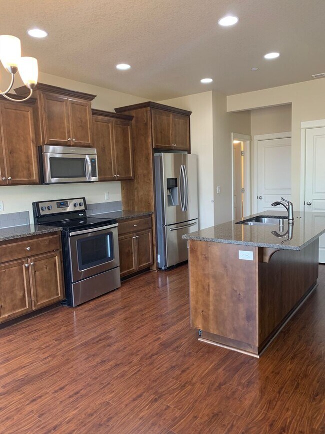 Building Photo - Beautiful Craftsman Style Home! 2 Car Garage! Gas Fireplace and Granite Counter Tops! Attached Ga...