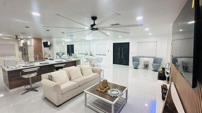 Building Photo - 541 SE 17th Ave