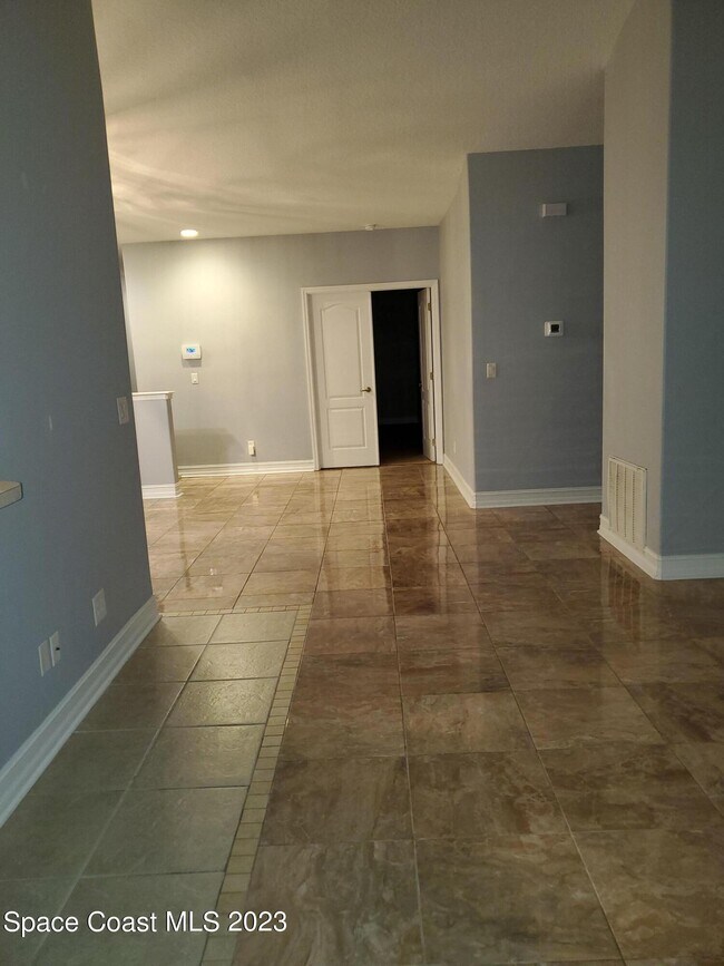 Building Photo - 1045 Venetian Dr