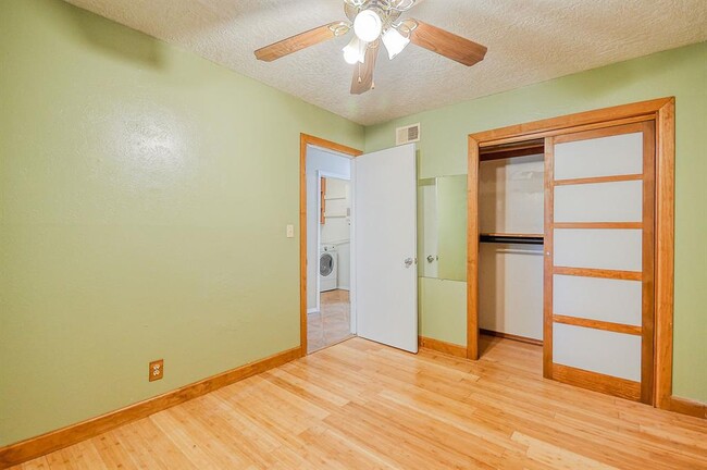 Building Photo - 1926 Cherokee Ln