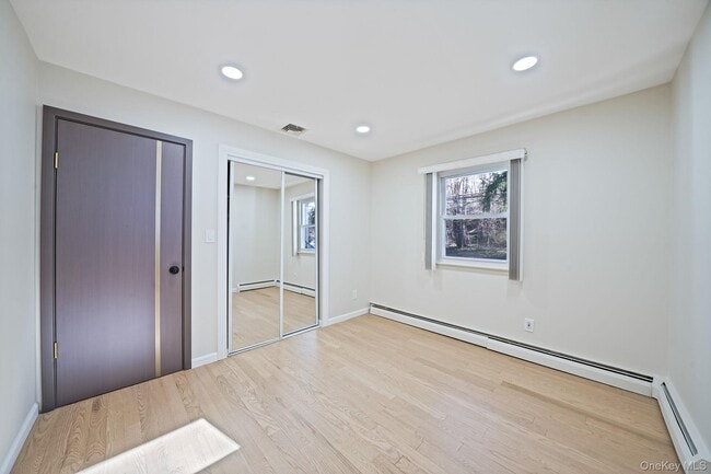 Building Photo - 45 Roslyn Rd