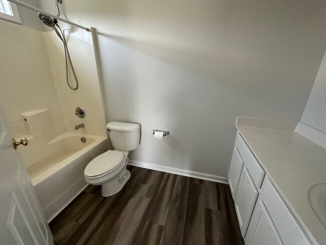 Building Photo - Charming Home