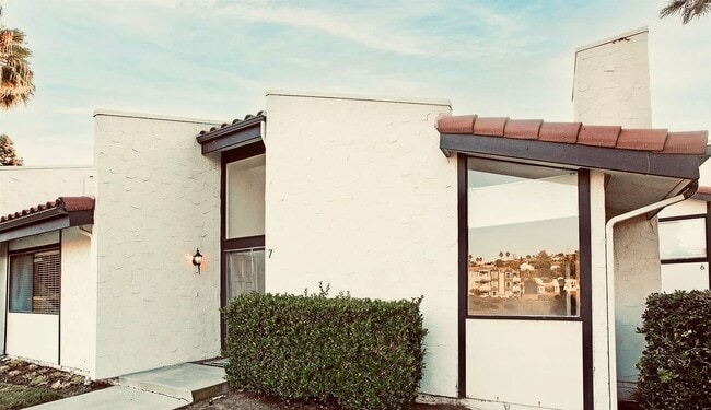 Primary Photo - Modern Comfort with Stunning Views in La C...