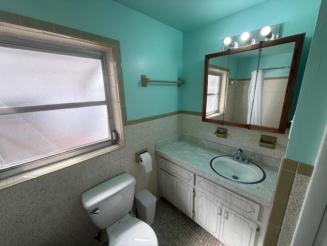 Building Photo - 605 E Coast Ave