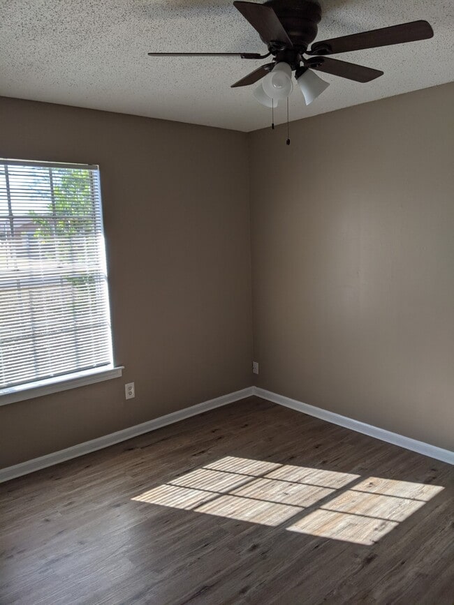 Building Photo - 2203 Glen Haven Dr