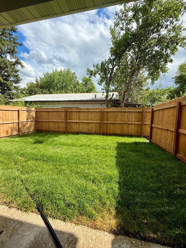 Building Photo - 440 Rosette Ln
